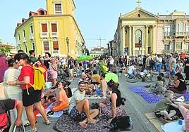 Participantes en un pícnic reivindicativo a favor de mantener cerrado al tráfico el Puente Viejo, el pasado 29 de junio.