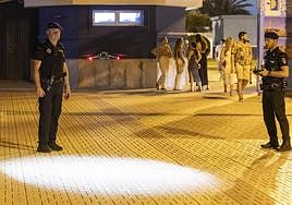 Dos policías, en una plaza de Cabo de Palos, ponen en marcha un dron con el que vigilan las zonas donde se concentran jóvenes.