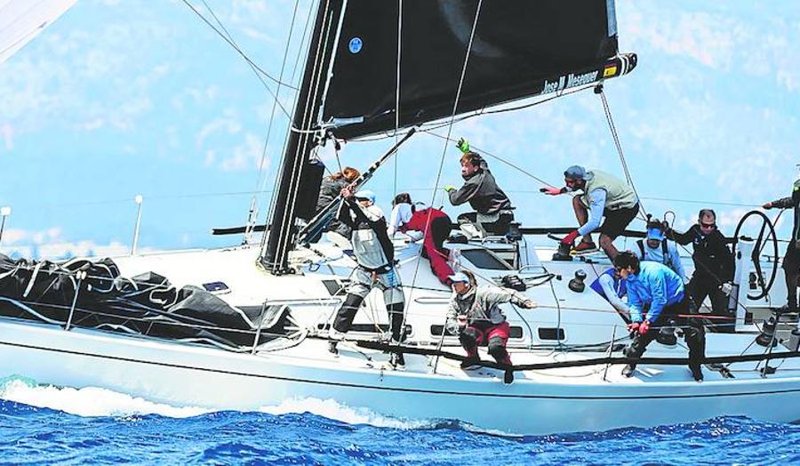 Los tripulantes del 'Pez de Abril', en acción en una regata creciente.