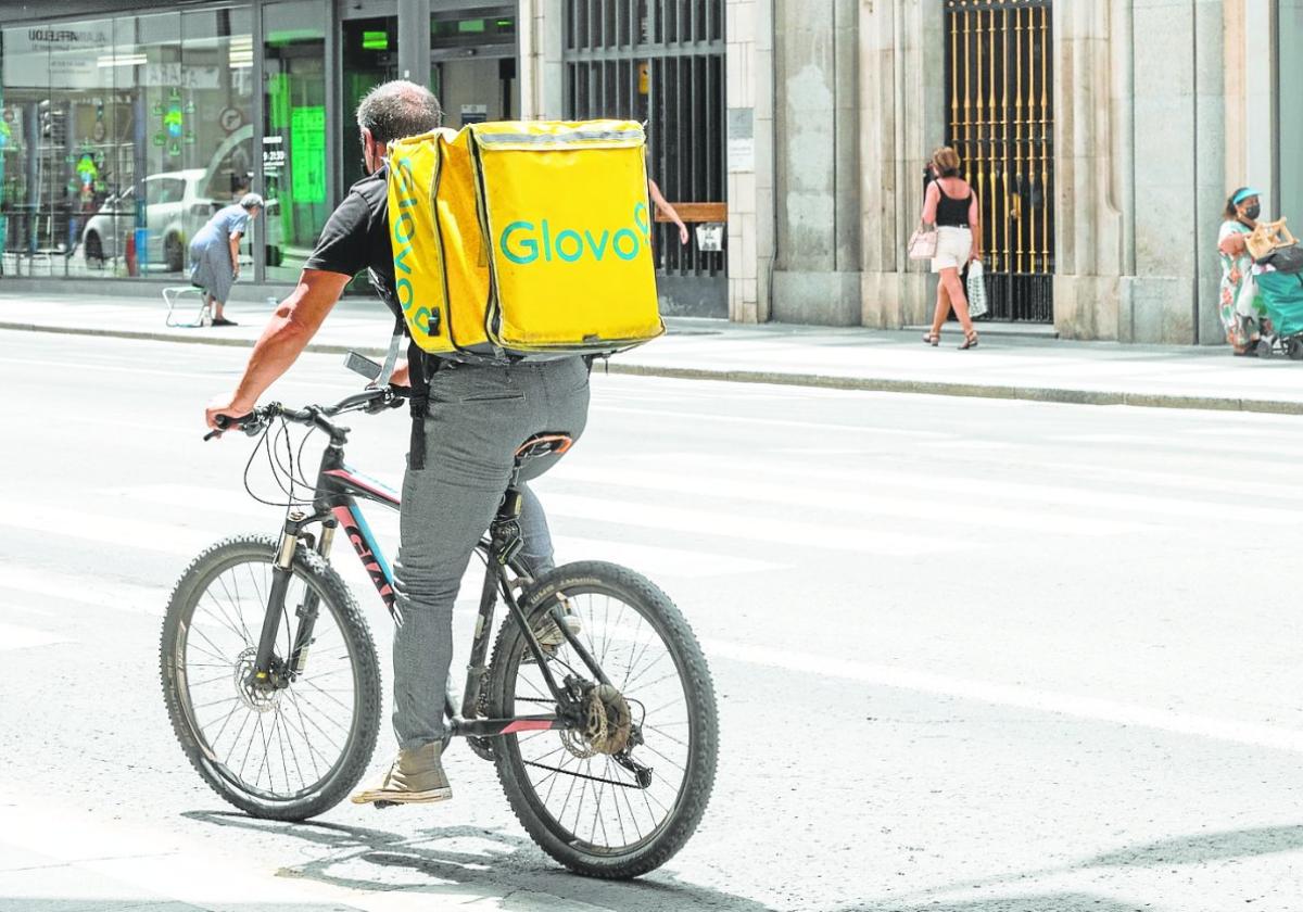 Retrato del 'rider': hombre, de 30 años y sobrecualificado