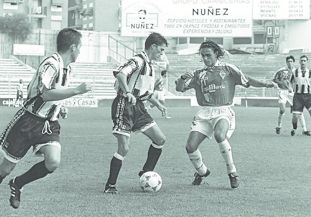 Ayala, del Cartagena Atlético, con el balón en un partido ante el Real Murcia B en La Condomina, el 14 de septiembre de 1997.