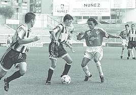 Ayala, del Cartagena Atlético, con el balón en un partido ante el Real Murcia B en La Condomina, el 14 de septiembre de 1997.