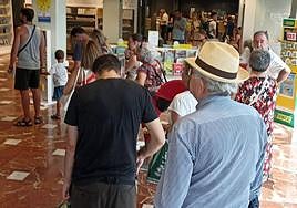 Colas en la oficina de Correos de la Circular, este lunes.