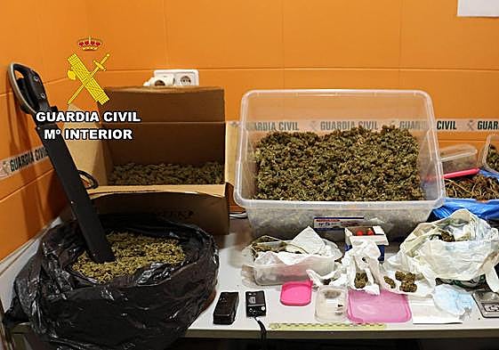 Una gran cantidad de marihuana en cogollos confiscada por los agentes.