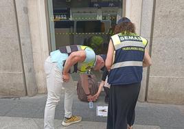 El dispositivo especial del SEMAS entrega una botella de agua a una persona sin hogar.