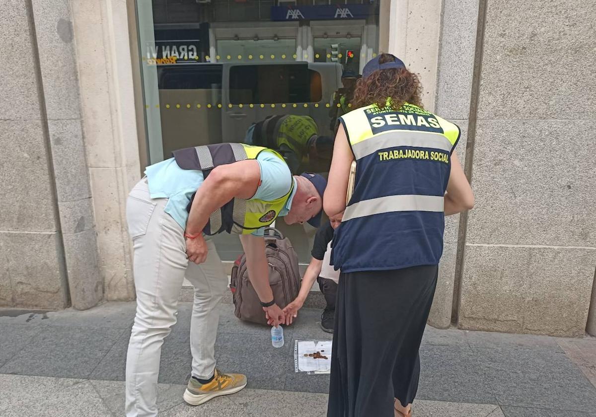 El dispositivo especial del SEMAS entrega una botella de agua a una persona sin hogar.