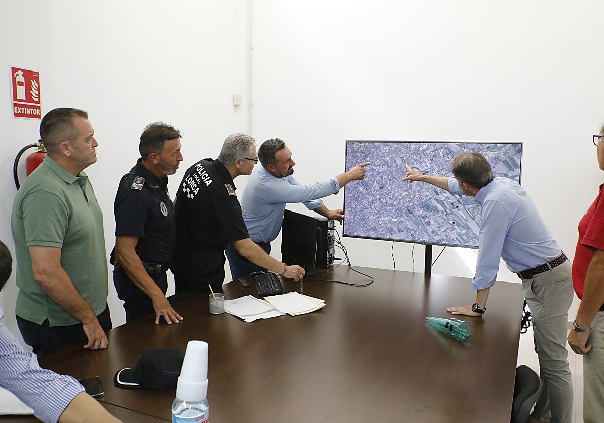 Gil (d) y Pérez-Chuecos señalan las zonas donde se concentra la producción de sandía en la reunión mantenida con la Policía Local en Coag.