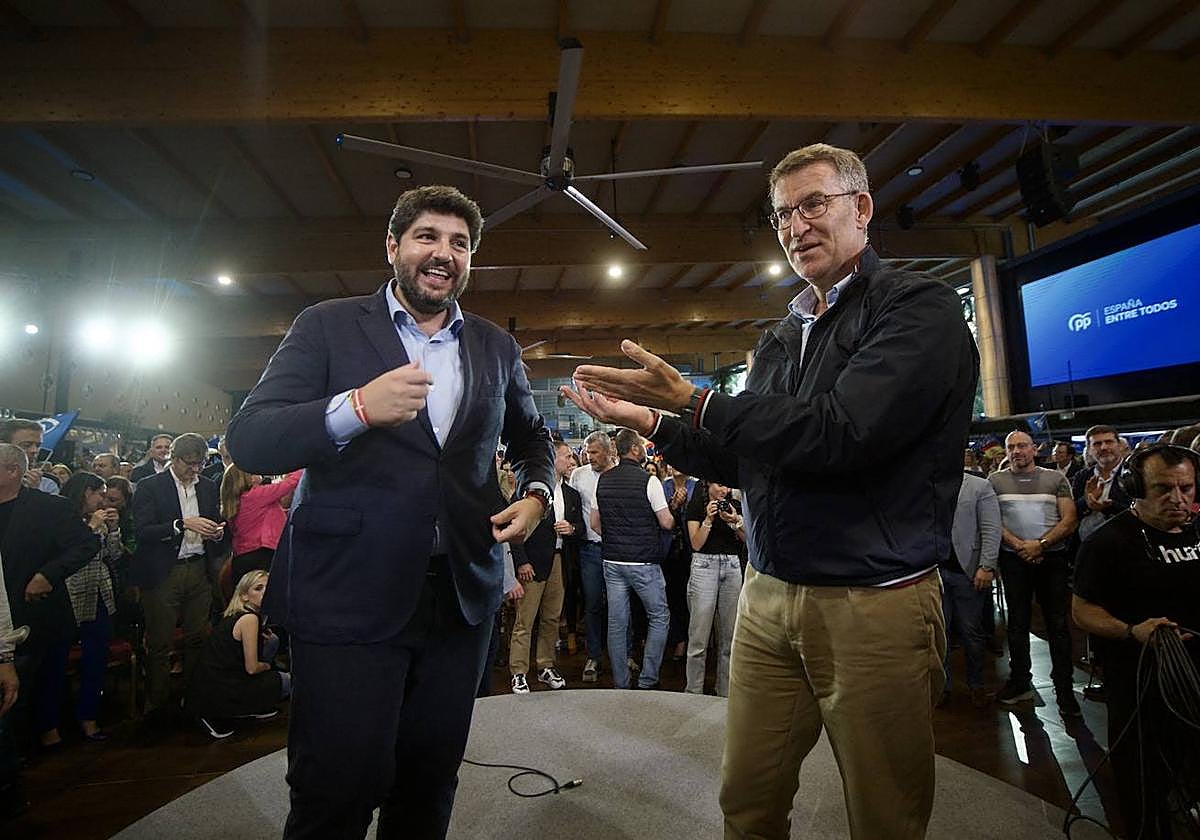 Fernando López Miras y Alberto Núñez Feijóo, durante un mitin en mayo en Murcia.