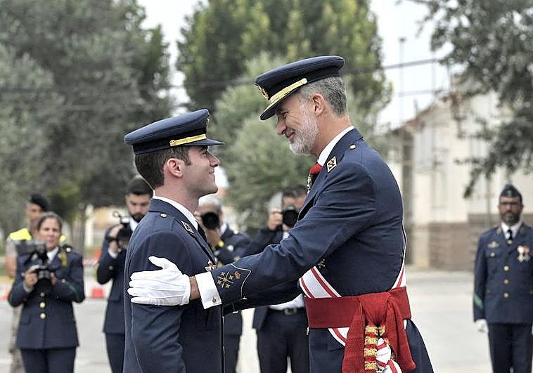 El Rey junto a uno de los nuevos tenientes.