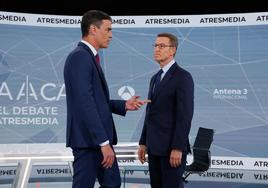 Sánchez y Feijóo durante el debate de este lunes.