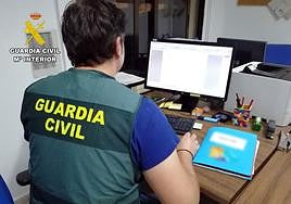 Un agente de la Guardia Civil con el ordenador.