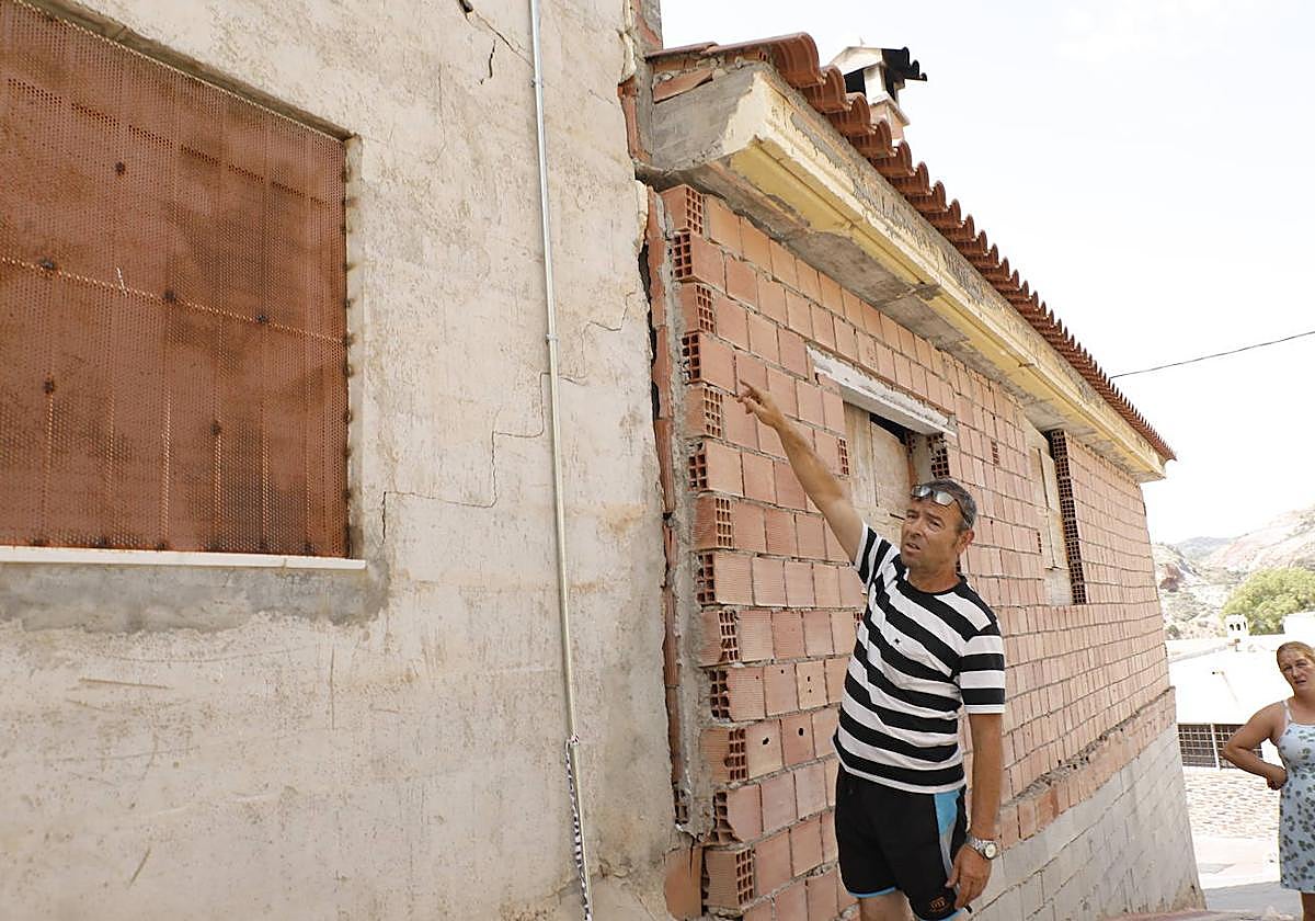 El vecino desalojado de su casa muestra el desplazamiento que han sufrido las viviendas por las obras.