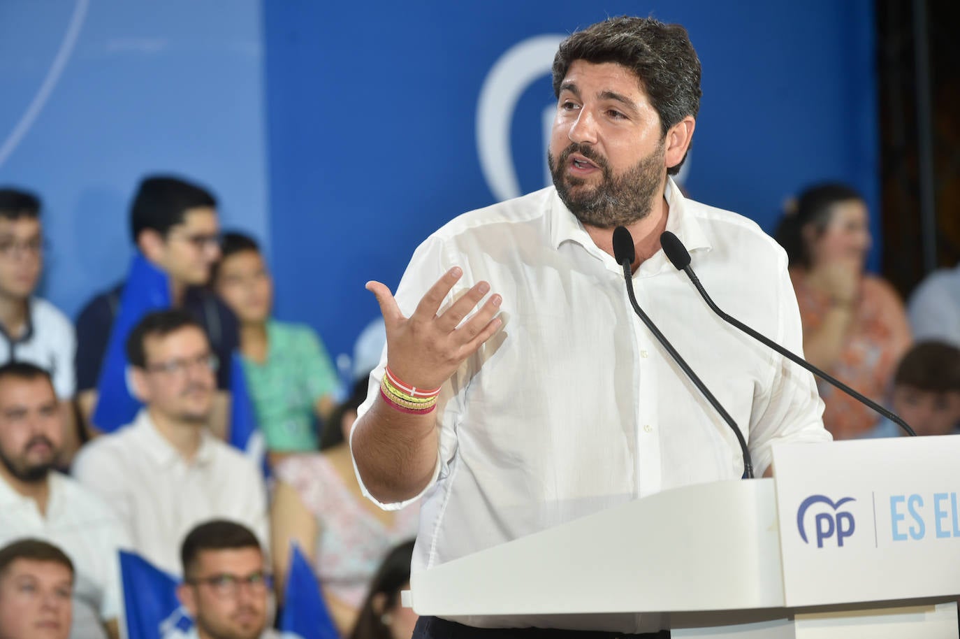 Feijóo lleva su campaña electoral a Murcia, arropado por Aznar y López Miras