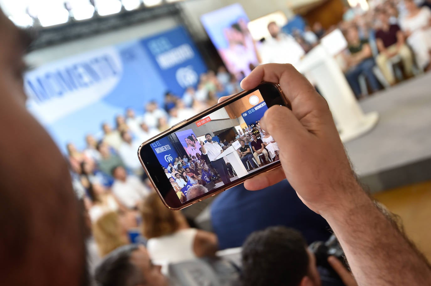 Feijóo lleva su campaña electoral a Murcia, arropado por Aznar y López Miras