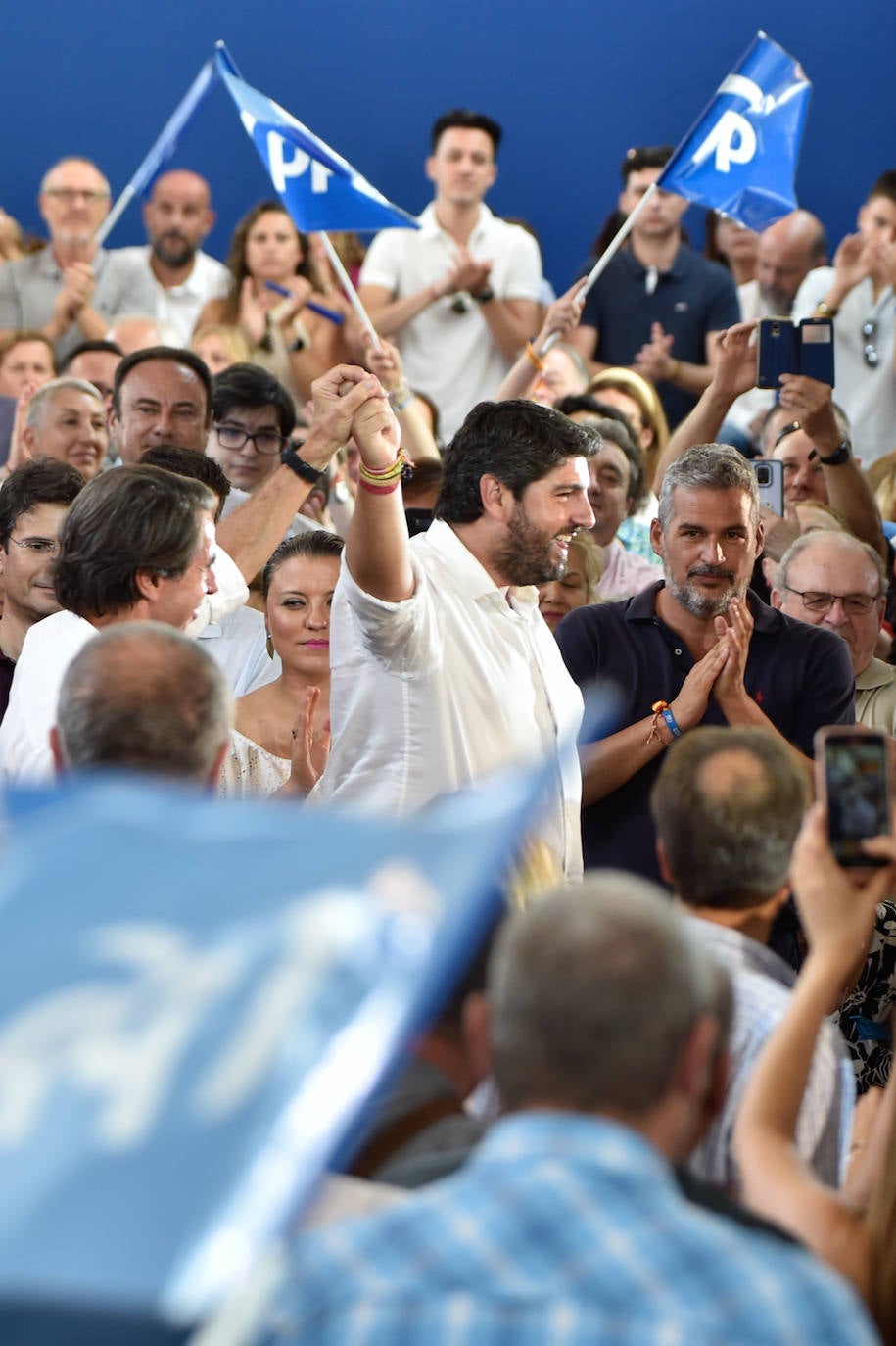 Feijóo lleva su campaña electoral a Murcia, arropado por Aznar y López Miras