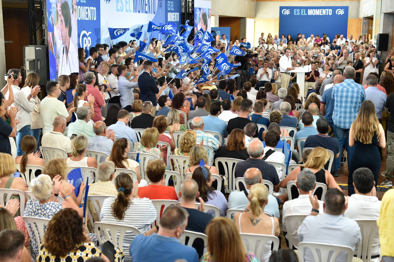 Feijóo lleva su campaña electoral a Murcia, arropado por Aznar y López Miras