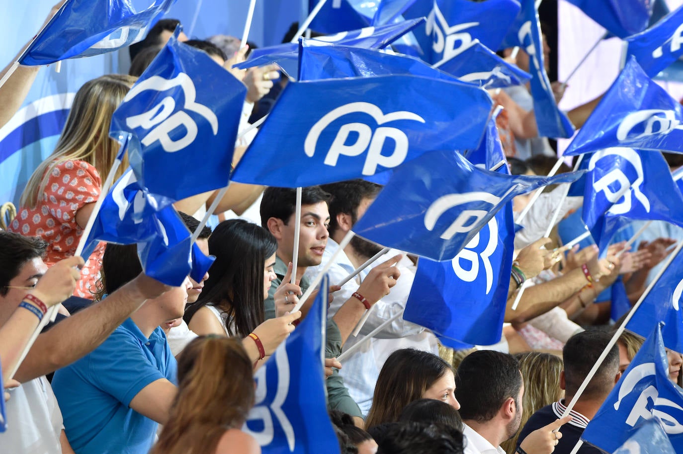 Feijóo lleva su campaña electoral a Murcia, arropado por Aznar y López Miras