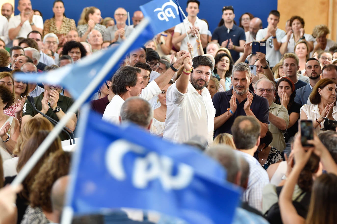 Feijóo lleva su campaña electoral a Murcia, arropado por Aznar y López Miras