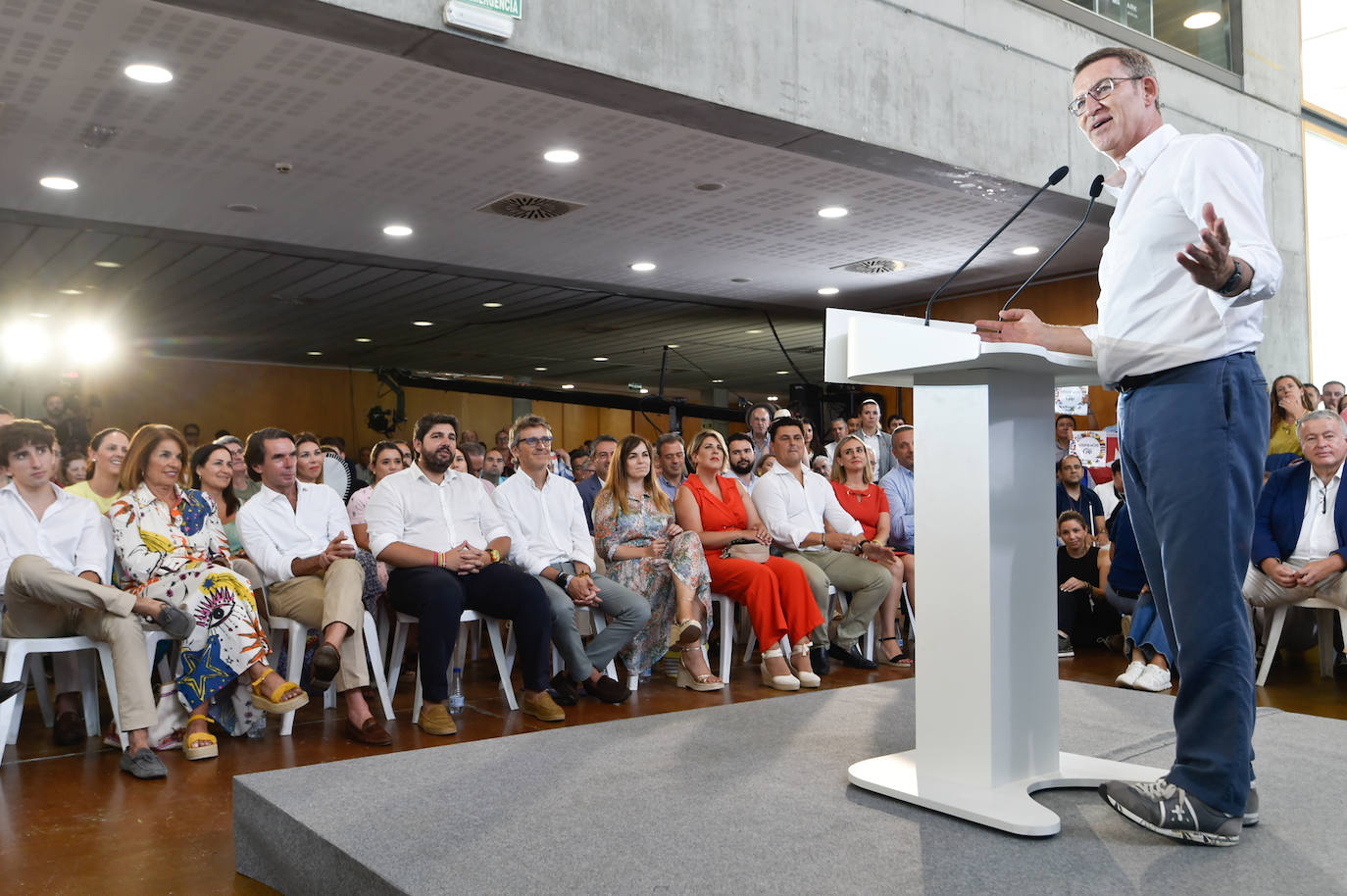 Feijóo lleva su campaña electoral a Murcia, arropado por Aznar y López Miras