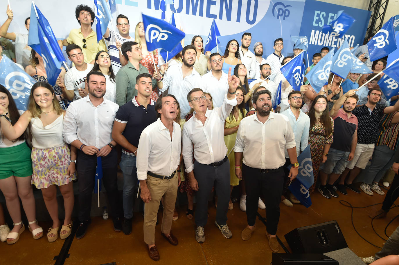 Feijóo lleva su campaña electoral a Murcia, arropado por Aznar y López Miras