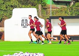 Pedro Alcalá (34), Damián Musto (36), Toni Datkovic (29) y Kiko Olivas (34), en el entrenamiento del Cartagena en La Manga Club, ayer.