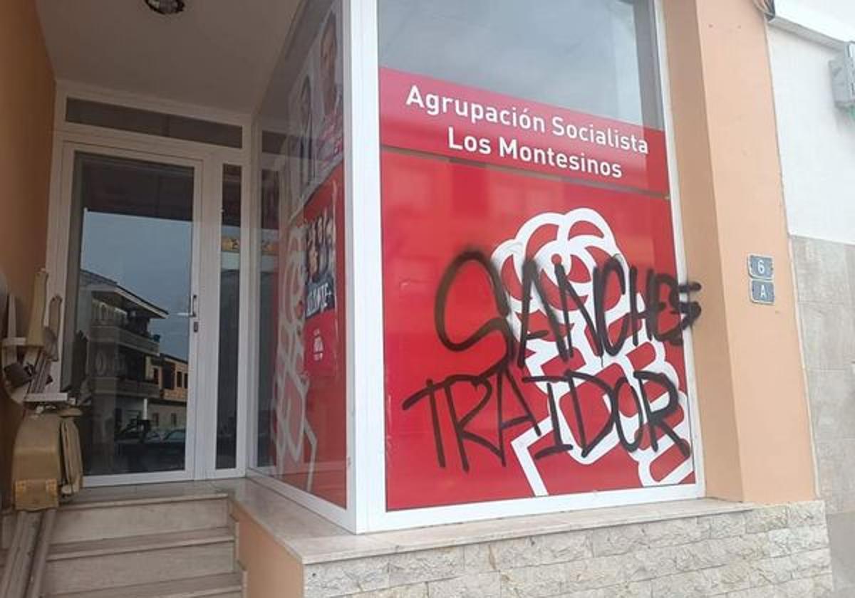 Pintada en la sede del PSOE de Los Montesinos.