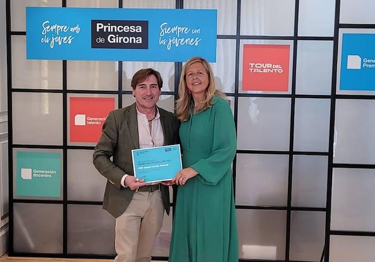 El director del CEIP Joaquín Carrión posa con el diploma de finalista a 'Escuela del año 2022'.