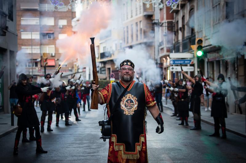 Los arcabuces anuncian la llegada de los bandos moro y cristiano