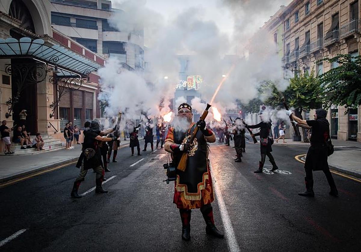 Los arcabuces anuncian la llegada de los bandos moro y cristiano