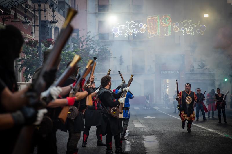 Los arcabuces anuncian la llegada de los bandos moro y cristiano