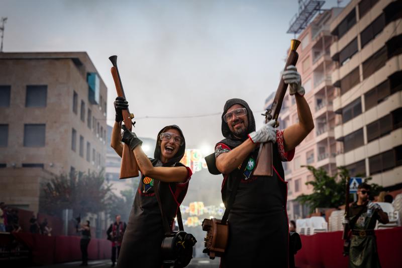 Los arcabuces anuncian la llegada de los bandos moro y cristiano