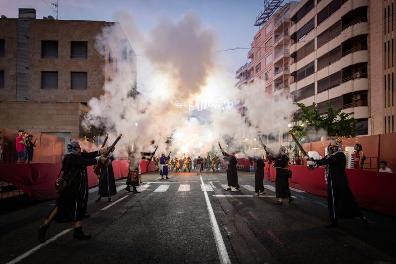 Los arcabuces anuncian la llegada de los bandos moro y cristiano