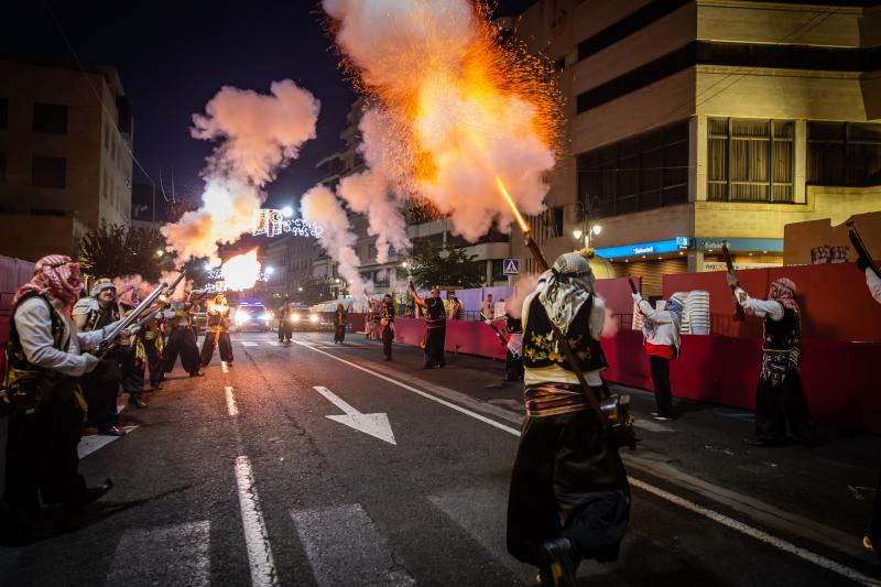 Los arcabuces anuncian la llegada de los bandos moro y cristiano