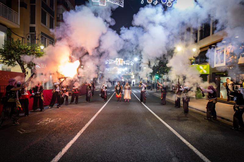 Los arcabuces anuncian la llegada de los bandos moro y cristiano