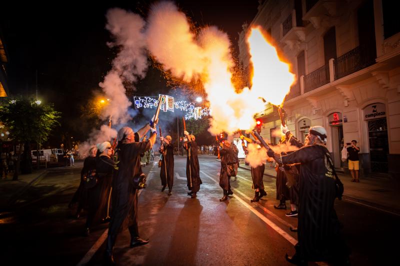 Los arcabuces anuncian la llegada de los bandos moro y cristiano