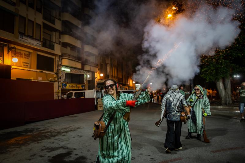 Los arcabuces anuncian la llegada de los bandos moro y cristiano