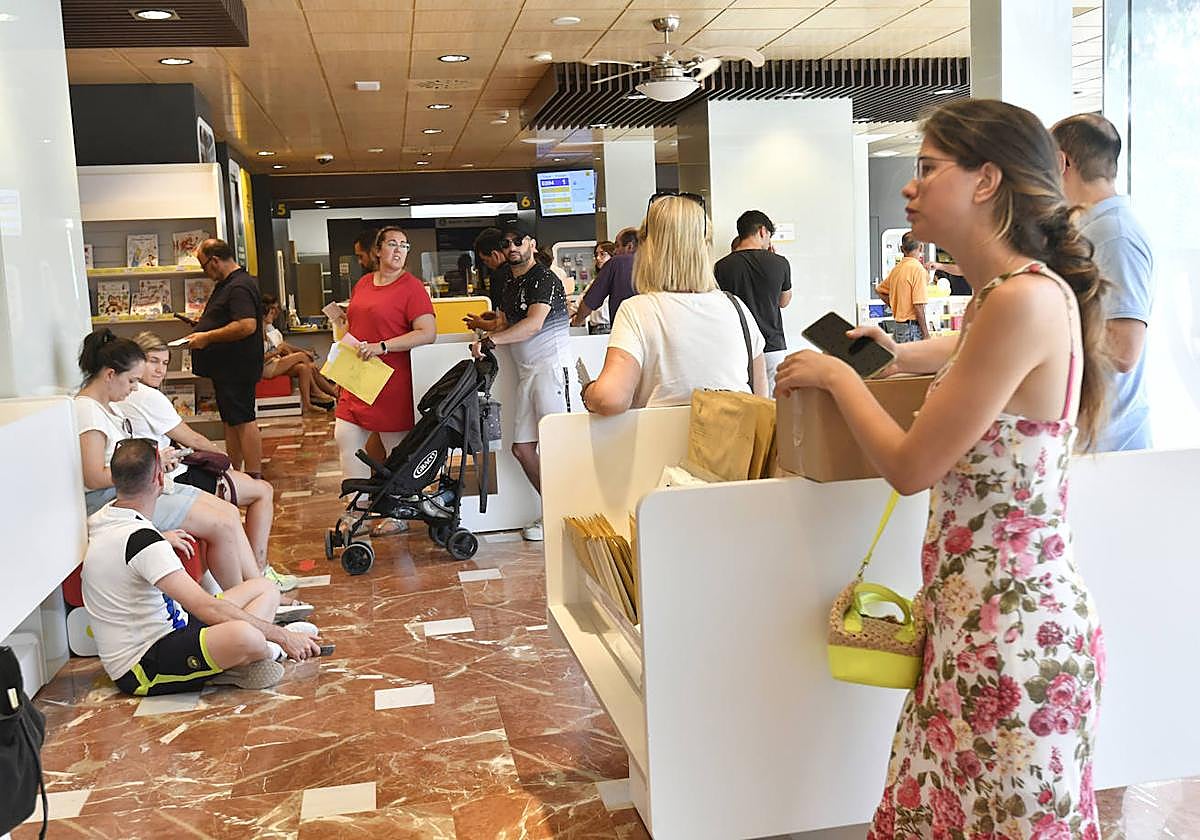 Colas de 40 minutos en la oficina de Correos de la Circular de Murcia.