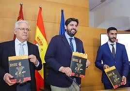 Arturo Andreu, decano del Colegio de Periodistas; el presidente López Miras, y Ángel Blasco, director del Anuario.