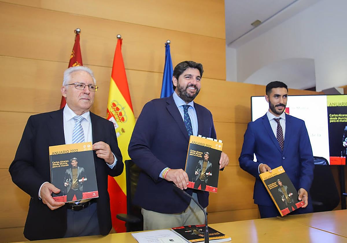 Arturo Andreu, decano del Colegio de Periodistas; el presidente López Miras, y Ángel Blasco, director del Anuario.