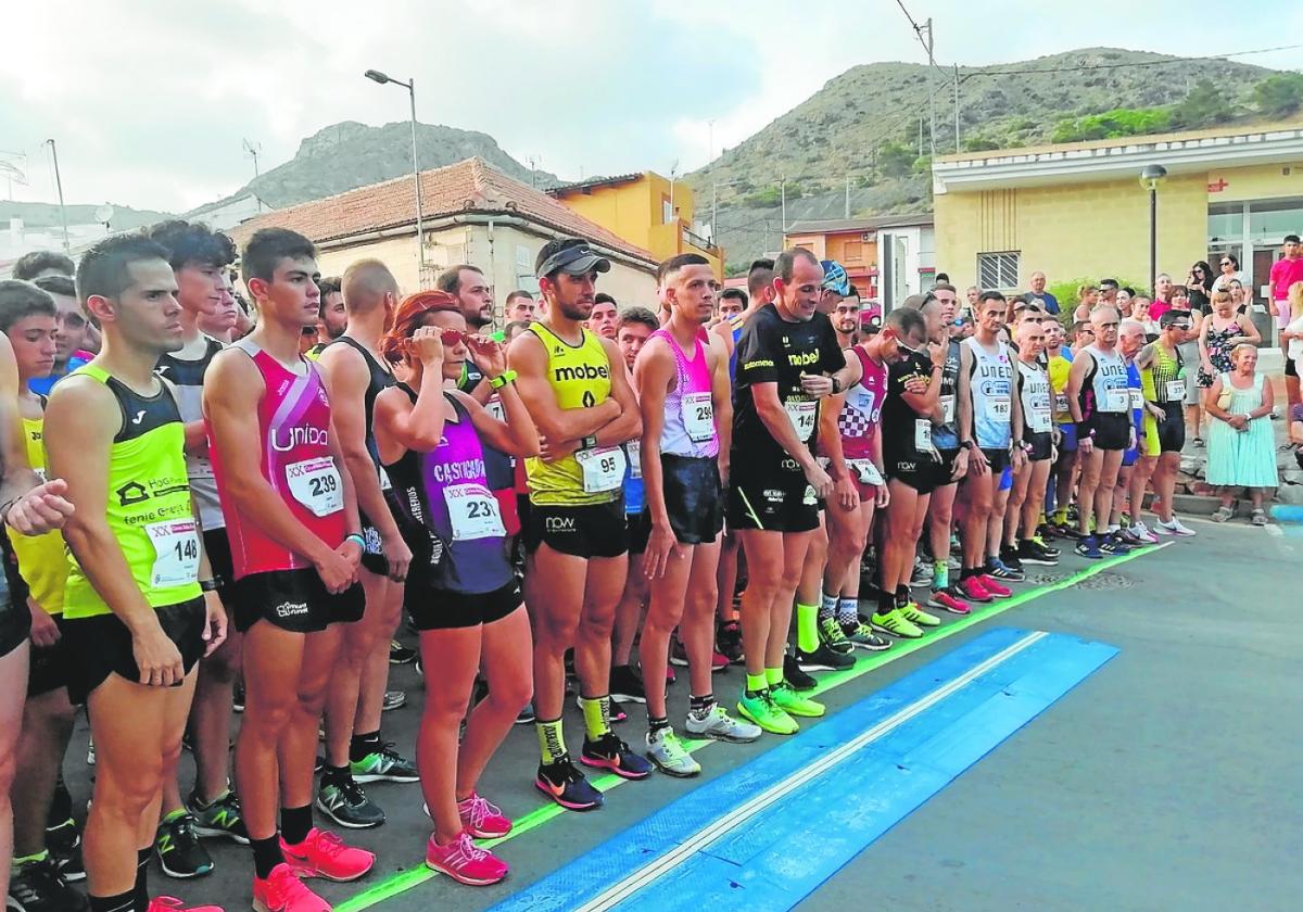 Los corredores, antes de tomar la salida en el Cross de Portmán, en 2019.