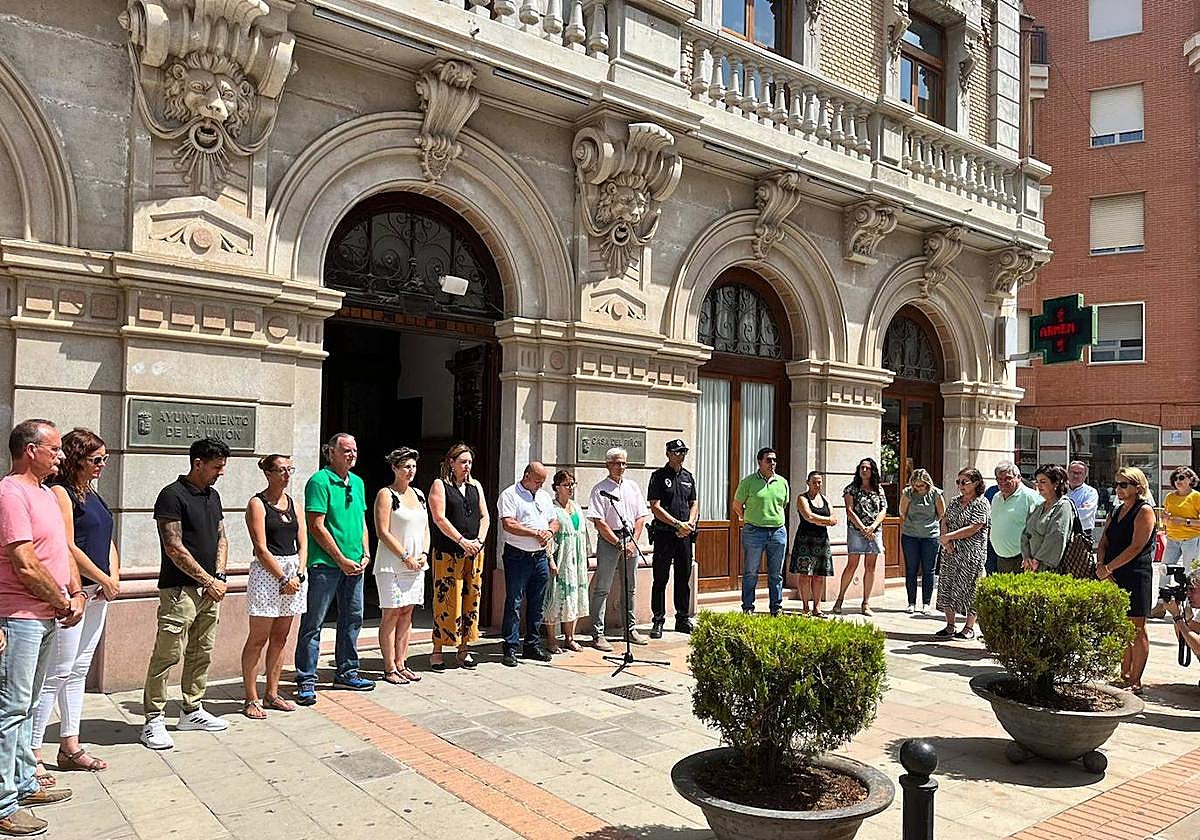 Varias personas guardan un minuto de silencio en recuerdo de Miguel Ángel Blanco.
