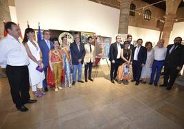 Foto de familia durante la presentación del pregonero de los Moros y Cristianos de Murcia y el cartel de las fiestas.