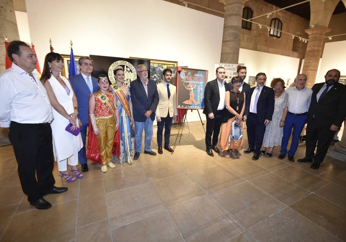 Foto de familia durante la presentación del pregonero de los Moros y Cristianos de Murcia y el cartel de las fiestas.