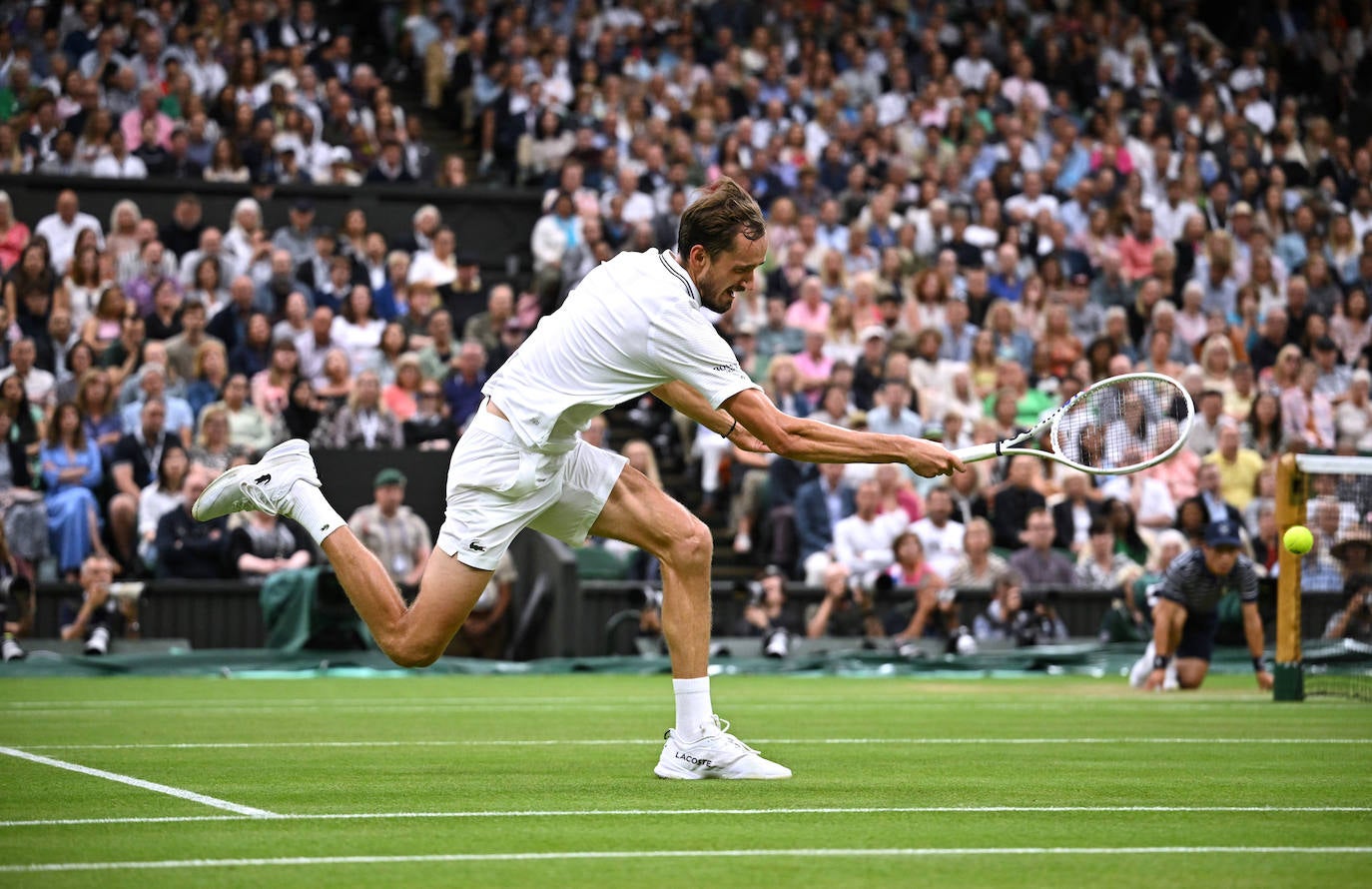 Alcaraz se da un festín y jugará su primera final de Wimbledon