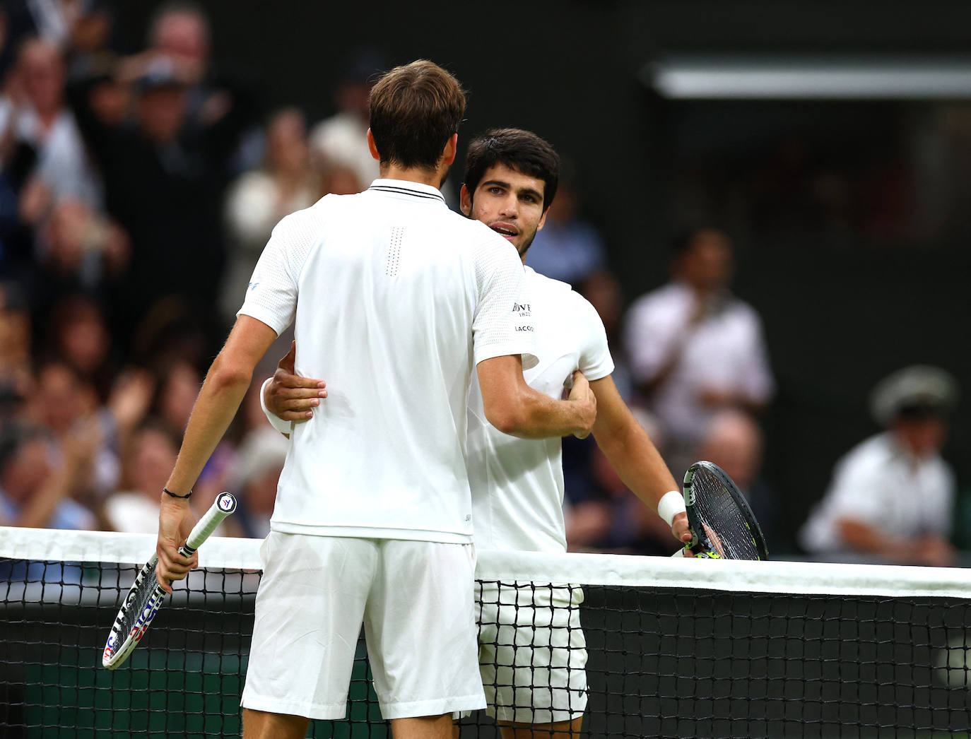 Alcaraz se da un festín y jugará su primera final de Wimbledon