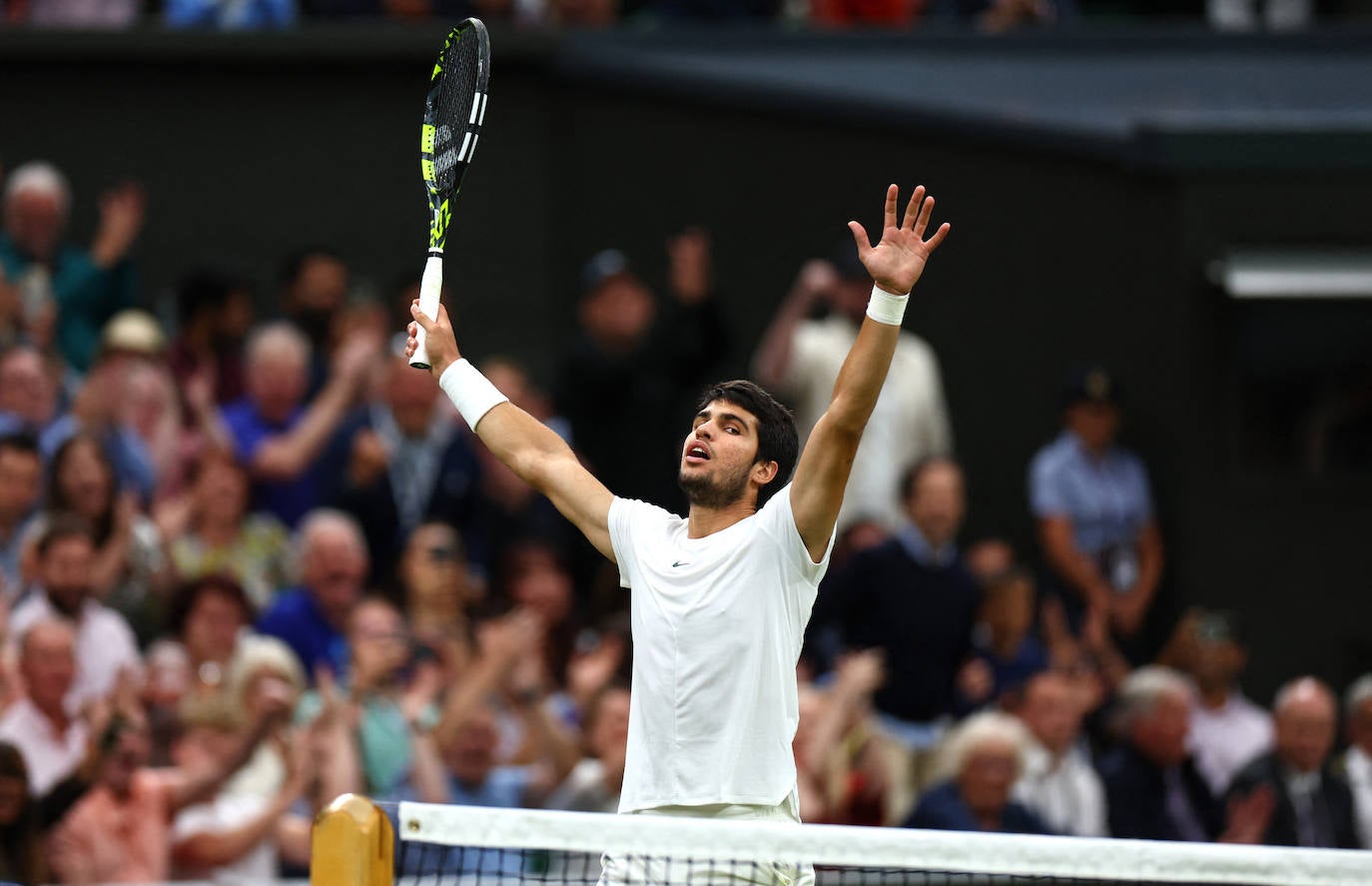 Alcaraz se da un festín y jugará su primera final de Wimbledon