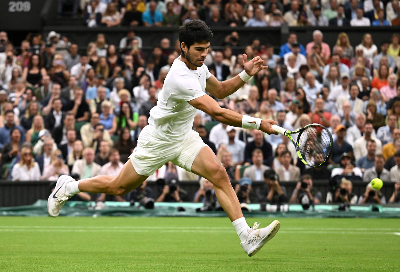 Alcaraz se da un festín y jugará su primera final de Wimbledon