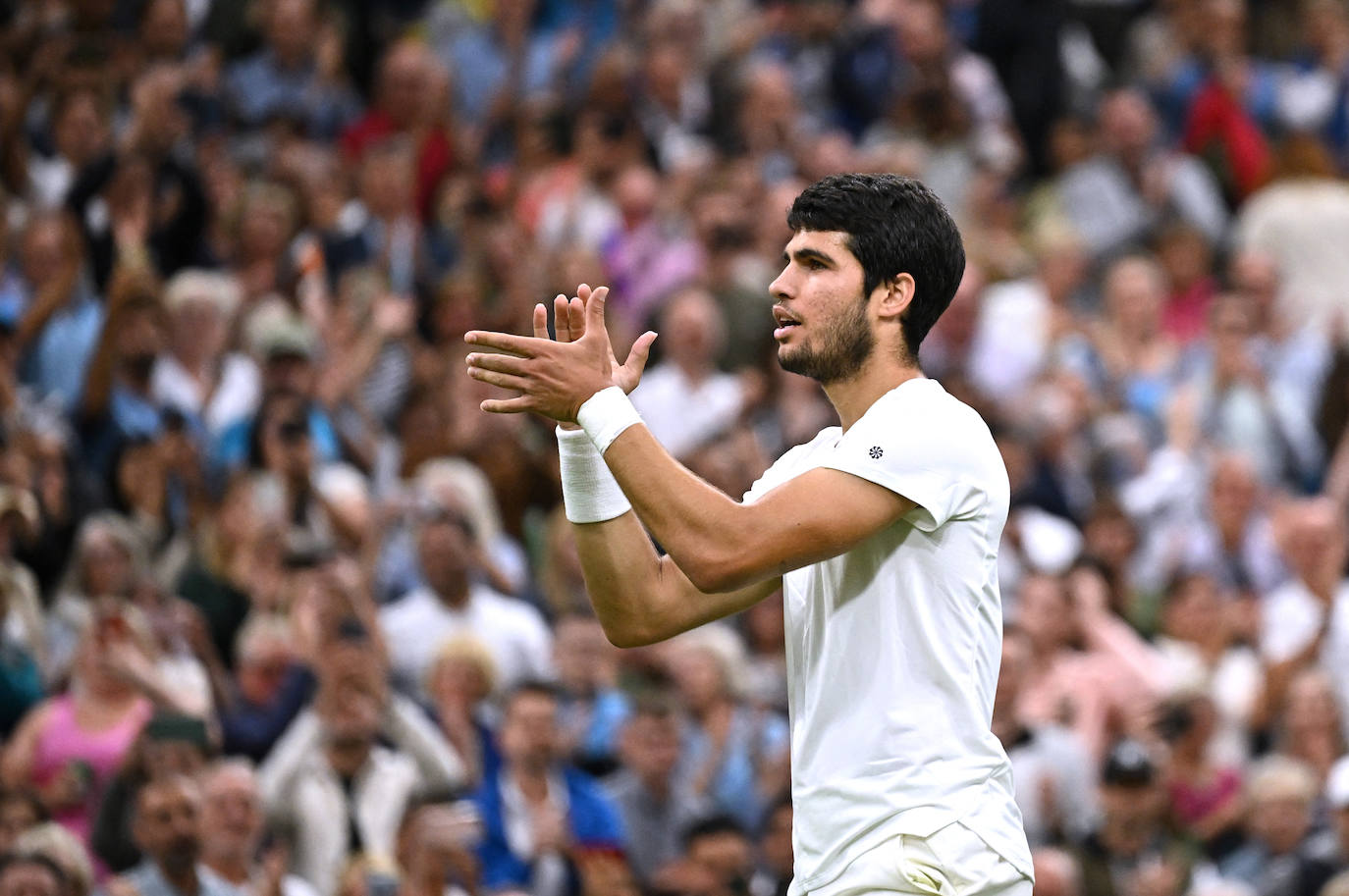 Alcaraz se da un festín y jugará su primera final de Wimbledon