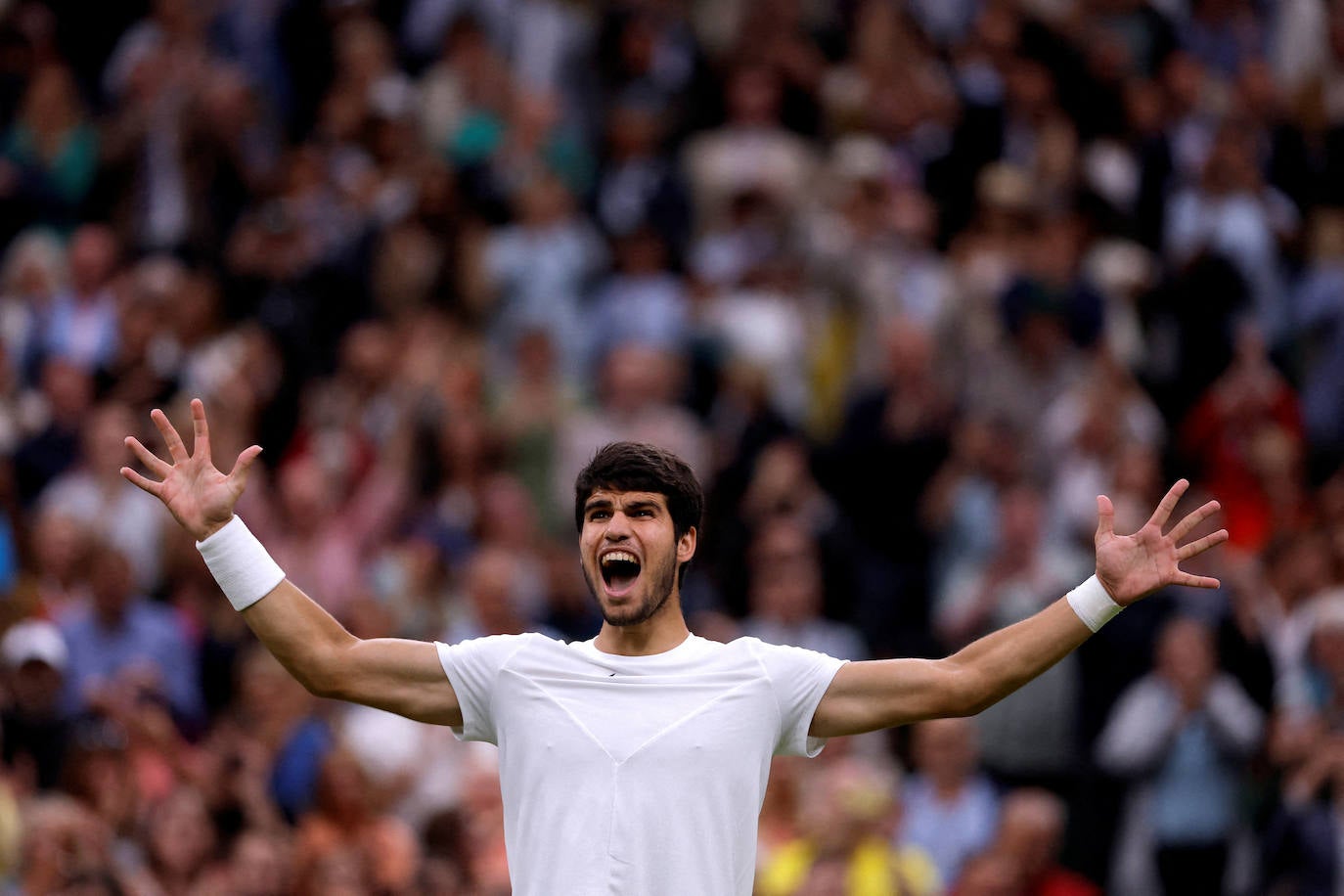 Alcaraz se da un festín y jugará su primera final de Wimbledon