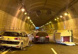 Los tres vehículos, tras el accidente dentro del túnel.